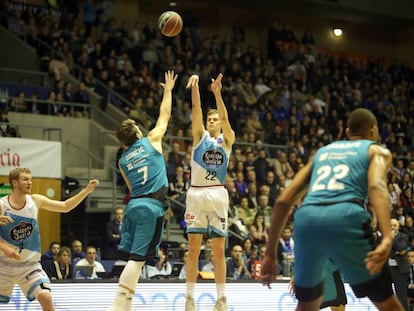 Bendzius lanza un triple ante Doncic