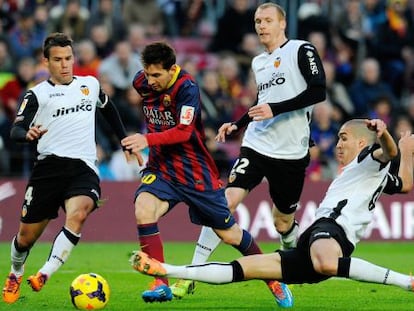 Messi, frente a Bernat, Mathieu y Romeu.