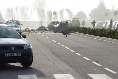 En la imagen, se observa el coche bomba que ha estallado a las 9.30 junto a la rotonda de Juan de Borbón, junto al recinto ferial de Madrid, en la zona denominada Campo de las Naciones. La explosión ha afectado a dos vehículos estacionados en las inmediaciones.