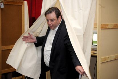 Bart de Wever, líder de la Nueva Alianza Flamenca (N-VA), sale de una cabina de votación en un colegio electoral de Berchem.