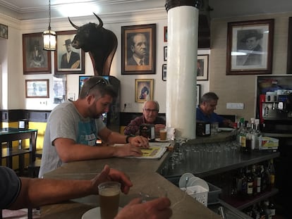 Las tres culturas desayunan en una barra