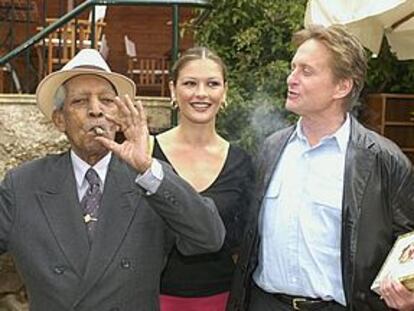 Compay Segundo, con Catherine Zeta Jones y Michael Douglas, ayer en Valldemosa.