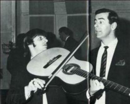 Ringo Starr, con guitarra y arco de violín.