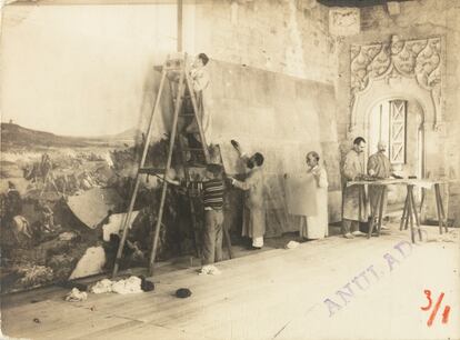 Reentelado de 'La batalla de Tetuán' de Mariano Fortuny en una de las salas de la Diputación Provincial en 1914