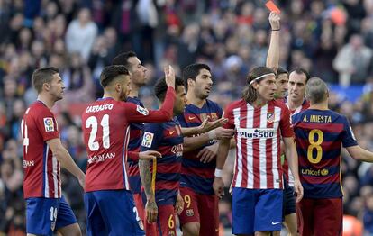 Filipe Luis ve la roja ante el Bar&ccedil;a.