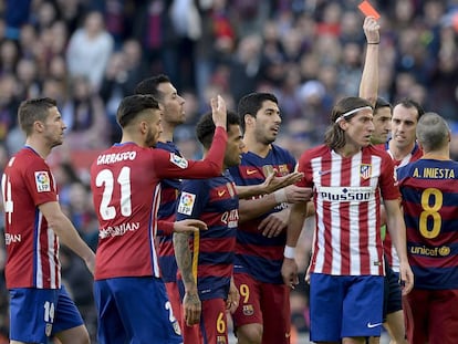 Filipe Luis ve la roja ante el Bar&ccedil;a.