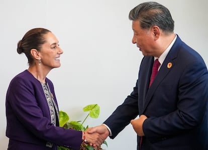 Claudia Sheinbaum saluda a Xi Jinping durante la cumbre del G-20, en Río de Janeiro (Brasil). El 18 de noviembre 2024.