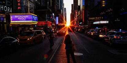 Una turista hace fotos en Times Square.
