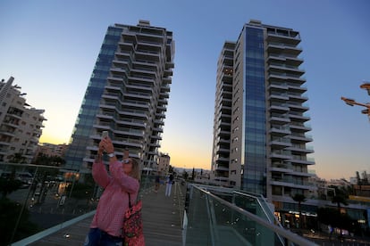 Una mujer se hace un 'selfie' en las Torres Gemelas de Limasol, en el sur de Chipre, el 6 de agosto de 2018.