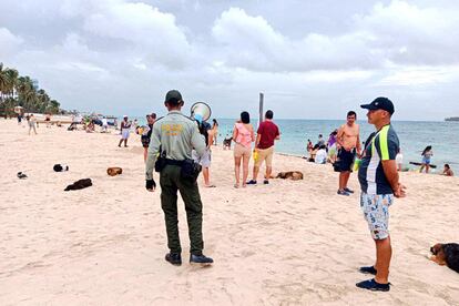 La policía colombiana alertó a los turistas de la Isla de San Andrés del paso del huracán.