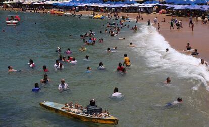 Turistas en una playa de Acapulco.