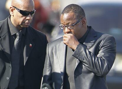 Bobby Brown, exmarido de Whitney Houston, con un amigo.