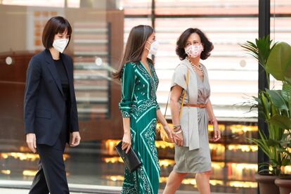 Doña Letizia ha participado este martes, junto con la presidenta del Banco Santander, Ana Botín, en la clausura de la XIII convocatoria de 'Proyectos Sociales', un programa que la entidad financiera prepara para ayudar en los ámbitos de educación infantil, la salud o la inclusión social, entre otros.