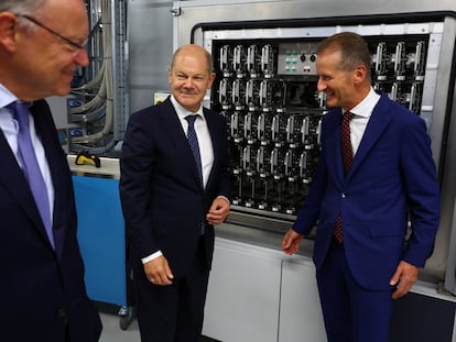 El canciller alemán Olaf Scholz, en el centro, junto a al consejero delegado de Grupo Volkswagen, Herbert Diess, este jueves en Saltzigger.