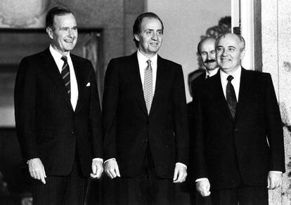 George Bush, presidente de los Estados Unidos, el rey Juan Carlos I y Mijail Gorbachov, presidente de la URSS, en la Conferencia de Paz en Oriente Próximo, celebrada en Madrid.