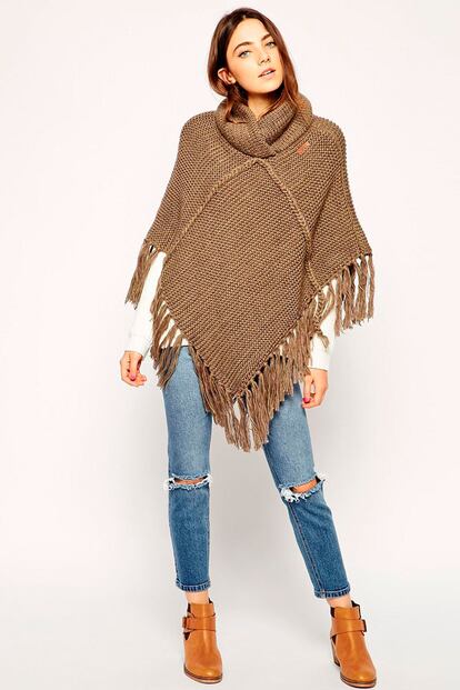 Los ponchos son la prenda del otoño. Este, de Wendy de Barts, cuesta 99,99 euros (disponible en Asos).