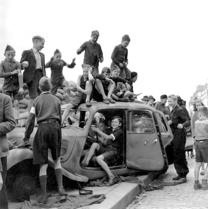 Niños celebrando la liberación de París en 1944.