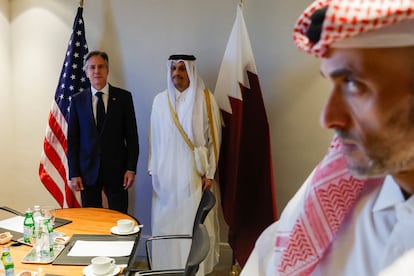El secretario de Estado de EE UU, Antony Blinken, a la izquierda, se reunía con el primer ministro de Qatar, Mohammed Bin Abdul Rahman Al Thani, en el centro de la imagen, este sábado en Amán (Jordania). 