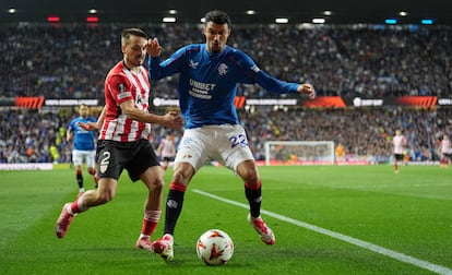Andoni Gorosabel junto a Jefte durante la ida de los cuartos de final de la Europa League