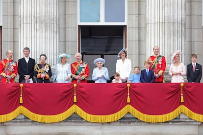 Sobreponiéndose una vez más a las adversidades, Isabel II celebró el pasado mes de junio sus 70 años en el trono con un Jubileo de Platino. Durante los diversos actos que se sucedieron en su honor ya se vio a una monarca con una salud débil y problemas de movilidad que le obligaban a moverse con un bastón. De hecho, no estuvo presente en la misa de Acción de gracias en la catedral de San Pablo y que estuvo presidida por su hijo Carlos.