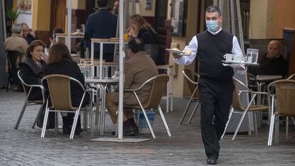 Un camarero atiende una terraza en Sevilla, el jueves.