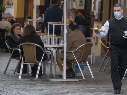 Un camarero atiende una terraza en Sevilla, el jueves.