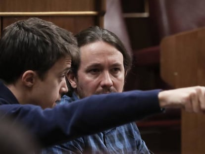 Un gesto de I&ntilde;igo Errej&oacute;n (izquierda) junto a Pablo Iglesias en el Congreso. 