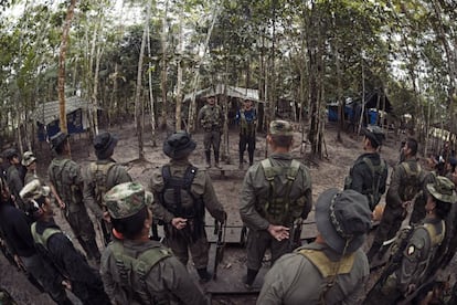 Los guerrilleros atienden el parte del día a cargo de Martín Corena.