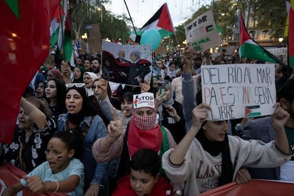 Manifestación de apoyo al pueblo palestino y contra los bombardeos en la franja de Gaza por parte del ejercito de Israel en el Paseo de Gracia de Barcelona.