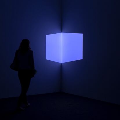 Un visitante observa la obra de arte 'Catso Violet' (1967) del artista estadounidense James Turrrell en la exposición de arte internacional Art Basel, en Basilea, (Suiza).