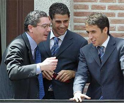 El alcalde de Madrid, Alberto Ruiz Gallardón, habla con Raúl y Hierro en el balcón de la Casa de la Villa.