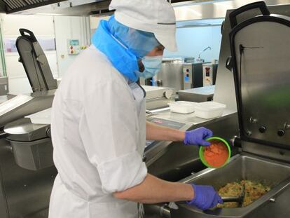 Un empleado de Serunion elabora un arroz con verduras para el AVE.