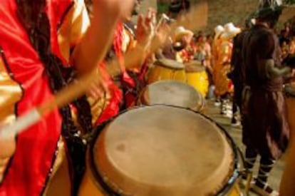 Más de 2.000 tambores suenan al unísono en el desfile de Montevideo.