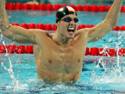 Pieter van den Hoogenband celebra su triunfo en los 100 metros libres.