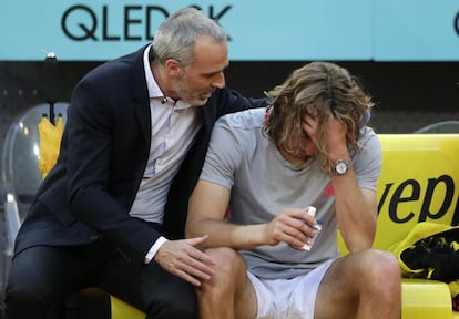 Alex Corretja (a la izquierda) consuela a Tsitsipas tras perder la final ante Djokovic.