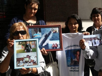 Familiares da tripula&ccedil;&atilde;o do ARA San Juan seguram fotos dos desaparecidos em frente &agrave; embaixada da R&uacute;ssia em Buenos Aires 