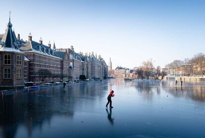 Una persona patina sobre el hielo en el estanque Hofvijver en La Haya, el 12 de febrero de 2021.