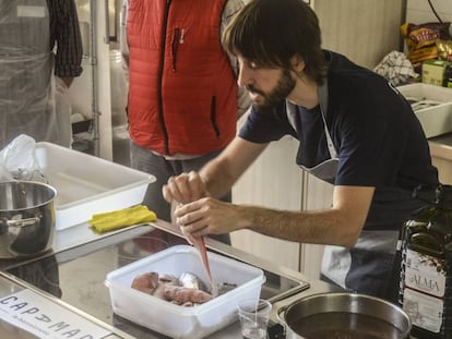 Marc Muñoz limpiando uno de los pescados.