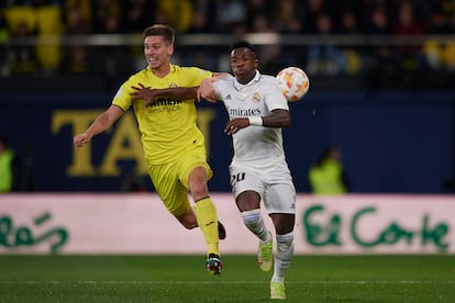 Vinicius en una jugada contra Foyth en el partido entre el Villarreal y el Real Madrid, de los octavos de final de la Copa del Rey, en la Cerámica este jueves.