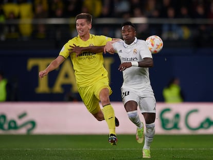 Vinicius en una jugada contra Foyth en el partido entre el Villarreal y el Real Madrid, de los octavos de final de la Copa del Rey, en la Cerámica este jueves.