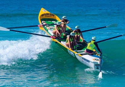 En el 'surfboat se utiliza una embarcación con cuatro remos fijados a las bordas y con una tripulación de cuatro remeros más un timonel.