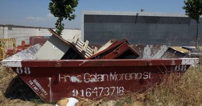 Contenedor en el cementerio de Móstoles con féretros vacíos.