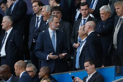 Felipe VI asiste desde el palco a la final de la Liga de Campeones entre el Liverpool y el Real Madrid. 