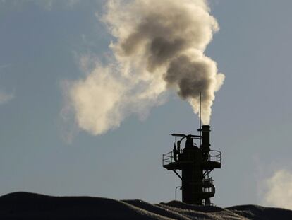 Una chimenea en una zona industrial de Sidney (Australia).