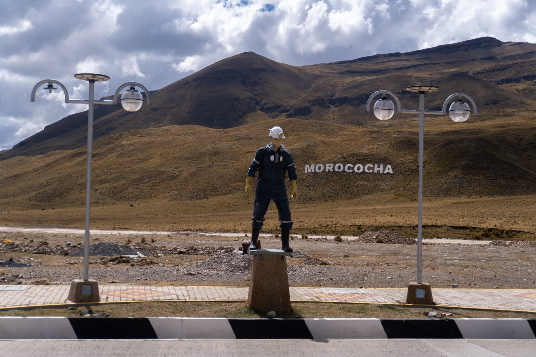 Estatua de un minero en la Nueva Morococha.