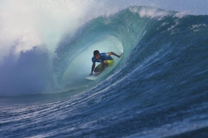 El brasileño Filipe Toledo en el tubo de la ola durante el Fiji Pro celebrado en Tavarua, Fiji, en 2019.