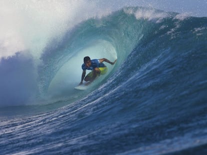 El brasileño Filipe Toledo en el tubo de la ola durante el Fiji Pro celebrado en Tavarua, Fiji, en 2019.