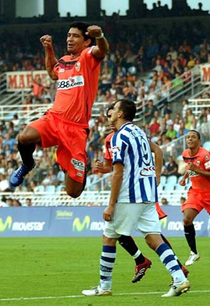 El jugador del Sevilla Renato Dirnei , celebra el primer gol conseguido frente a la Real Sociedad.