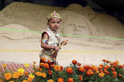 En la imagen, un niño hindú disfrazado del dios Krisna posa para una foto durante la celebración del festival Janmashtami en Bangalore (India).