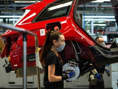 Trabajadores en la línea de montaje de la planta de Seat en Martorell (Barcelona).